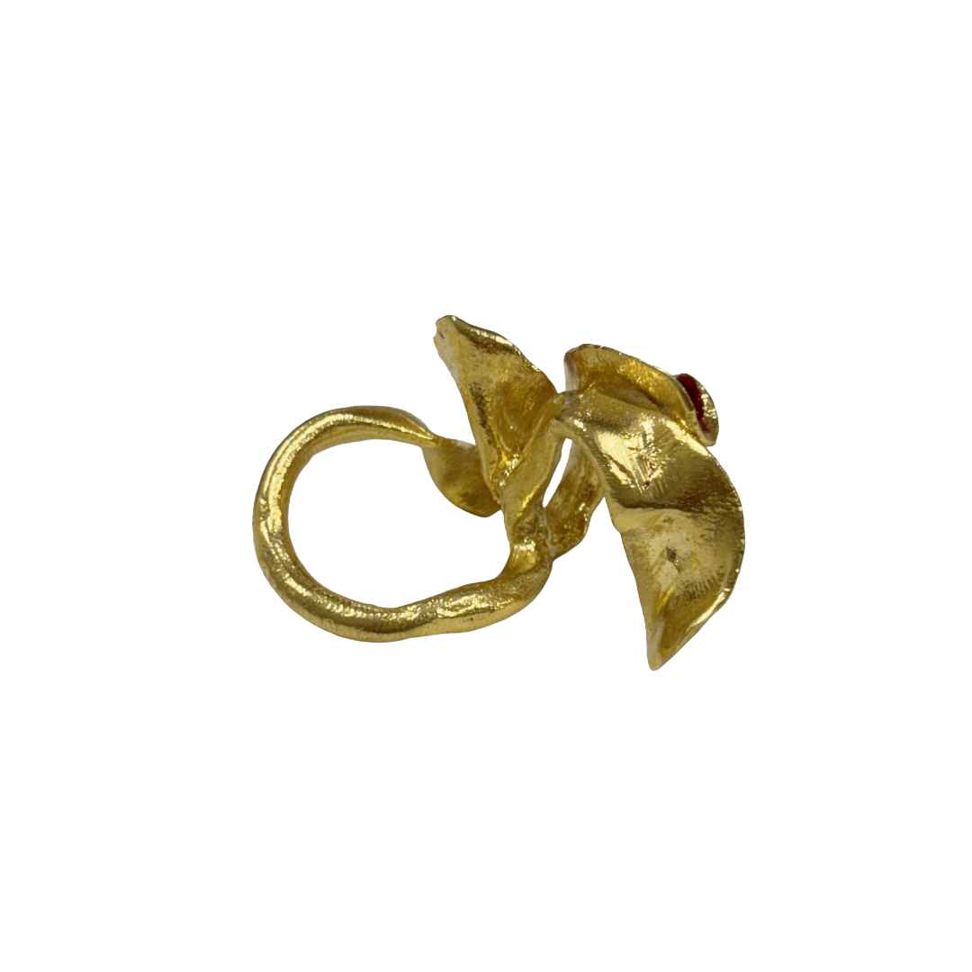 ARTIZ | 'Red Enamel Leaf Ring (L)' | Gold plated bronze / enamel