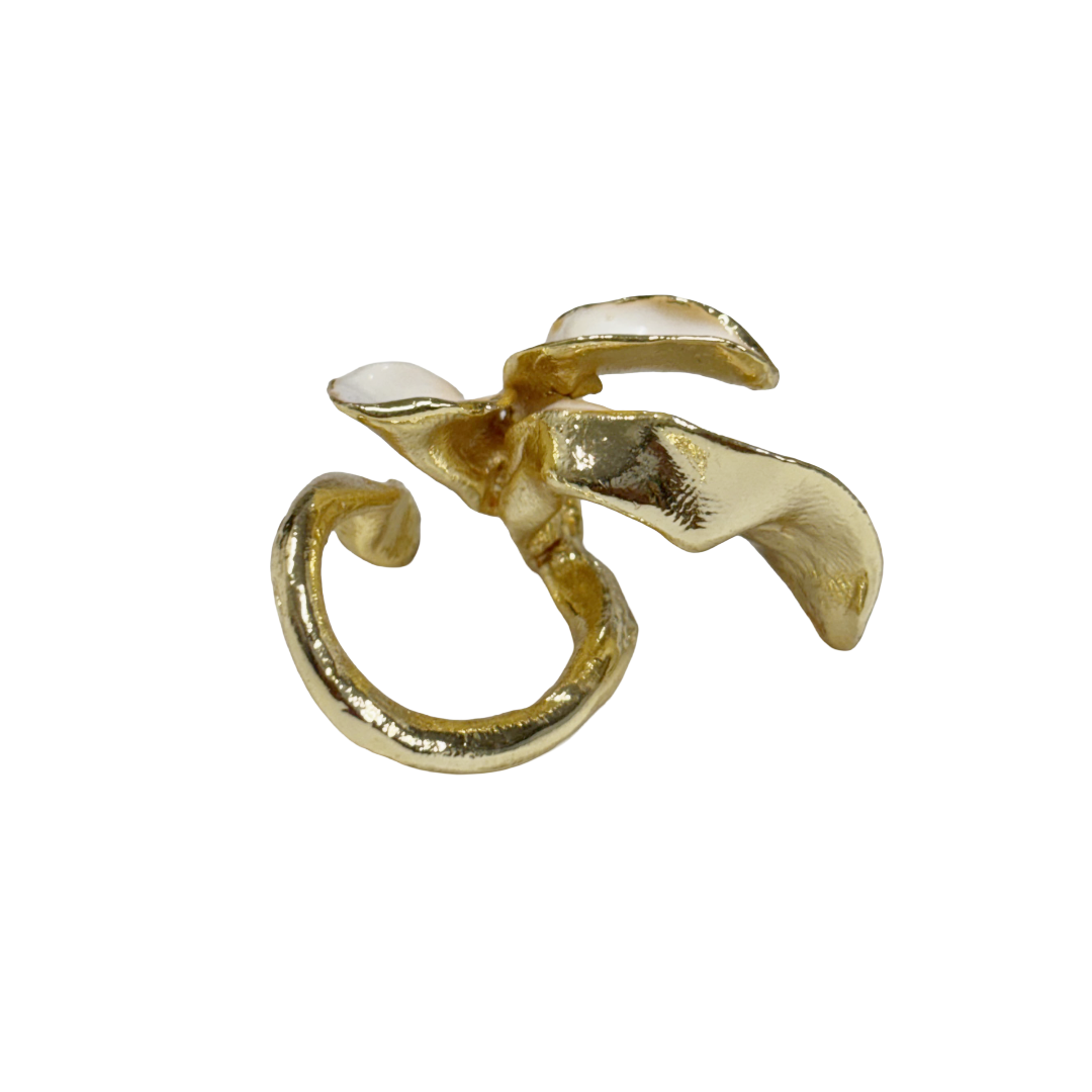 ARTIZ | 'White Enamel Leaf Ring (L)' | Gold plated bronze / enamel