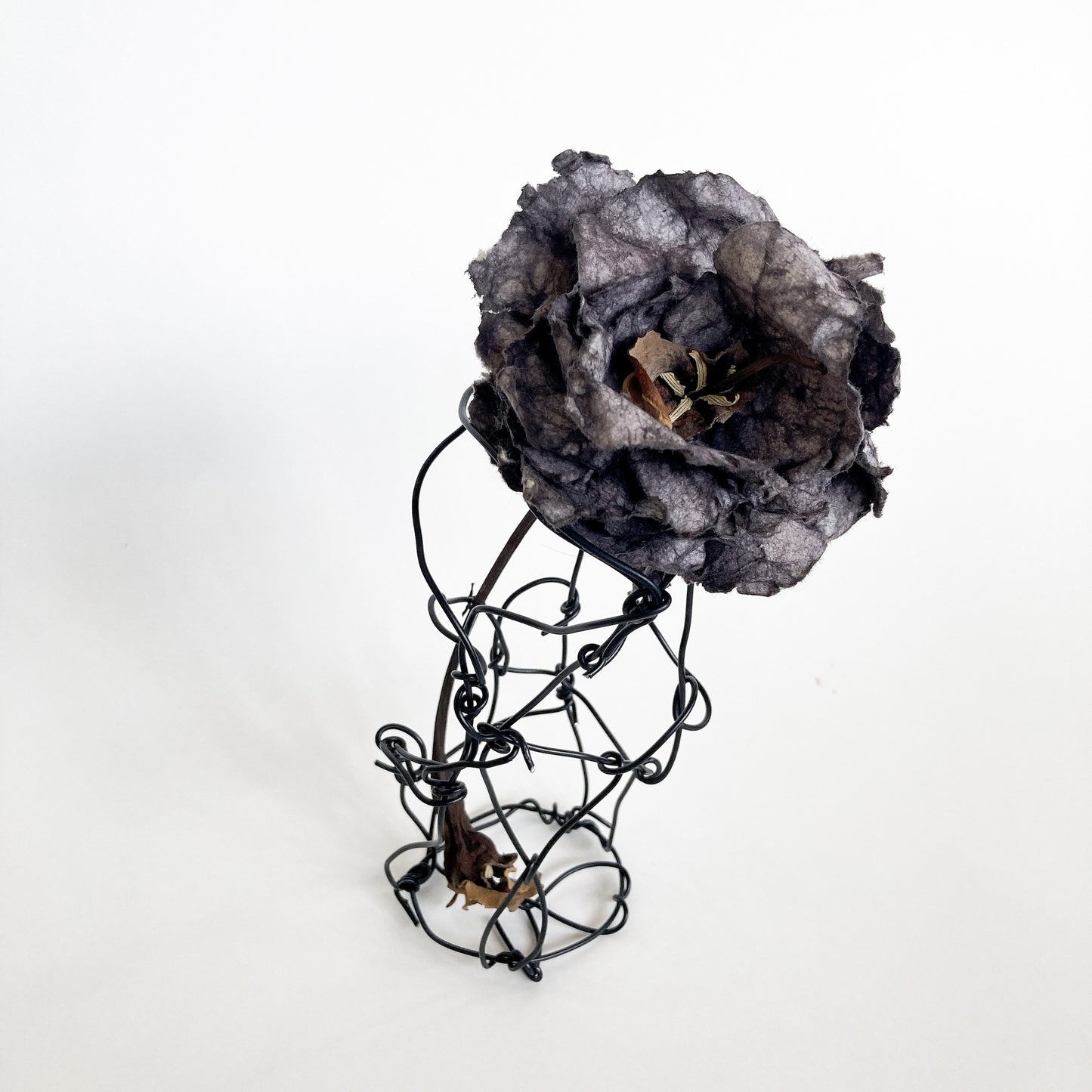 PAMELA KUSABS | ‘Simple Glory (II)’ | 2025 | Paper / dried flower heads / stalk / wire