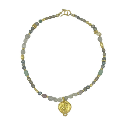 ARTIZ | 'Gold Medallion Necklace - Short' | Pearl / quartz / glass / gold plated bronze