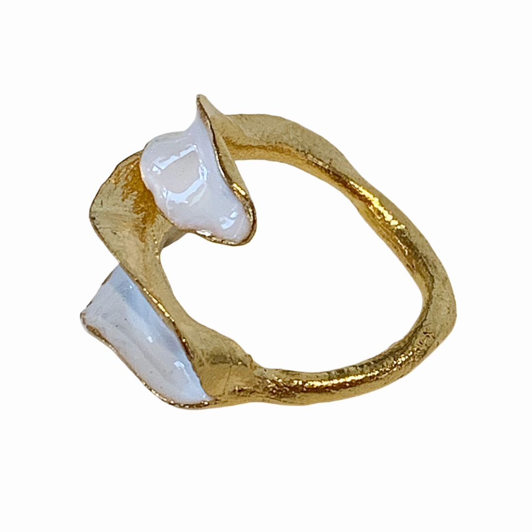 ARTIZ | 'White Enamel Leaf Ring- Medium' #1 | Gold plated bronze