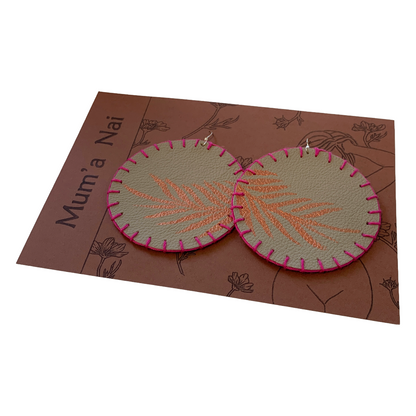 MUM'A NAI | Maxi Attraction – Tropics #3 | Upcycled canvas and acrylic on taupe leather with fuchsia pink cotton embroidery and sterling silver hooks | 8 (d) cm
