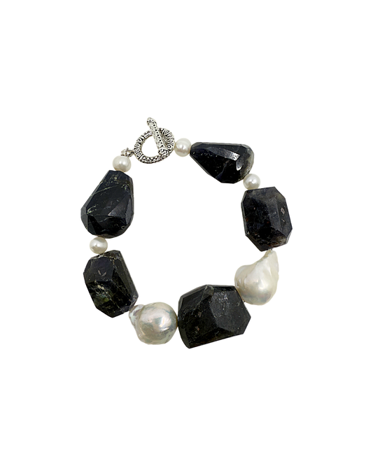 PEARL AND SALTY PLUM | ‘Iolite and Pearl Bracelet’ | Iolite / freshwater pearls