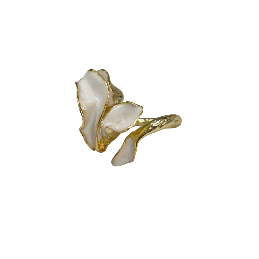 ARTIZ | 'White Enamel Leaf Ring (L)' | Gold plated bronze / enamel