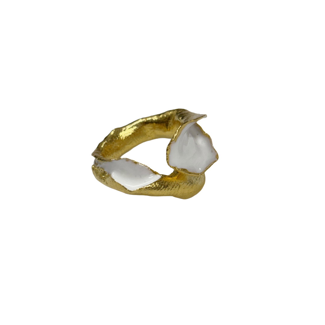 ARTIZ | 'White Enamel Split Leaf Ring #2 (M)' | Gold plated bronze / enamel