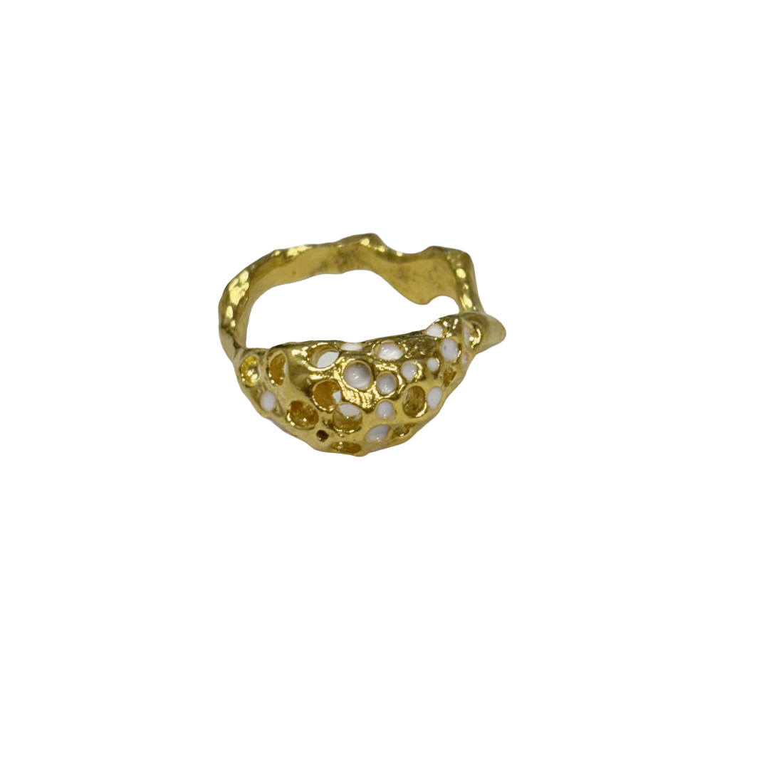 ARTIZ | 'White Enamel Coral Ring (M)' | Gold plated bronze / enamel