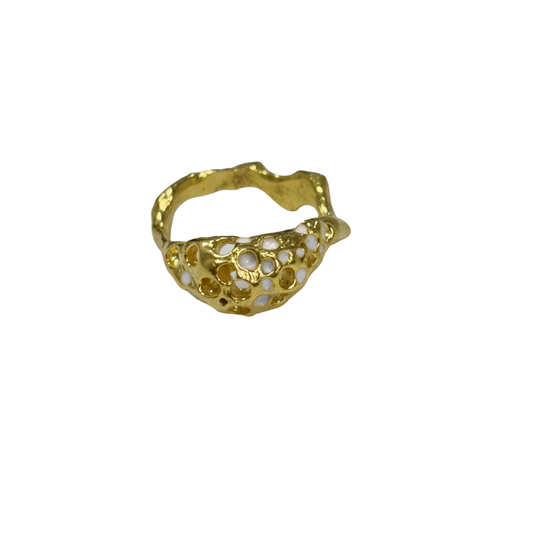 ARTIZ | 'White Enamel Coral Ring (M)' | Gold plated bronze / enamel