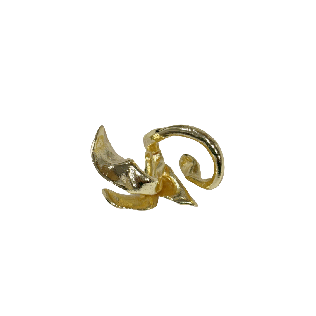 ARTIZ | 'White Enamel Leaf Ring (L)' | Gold plated bronze / enamel