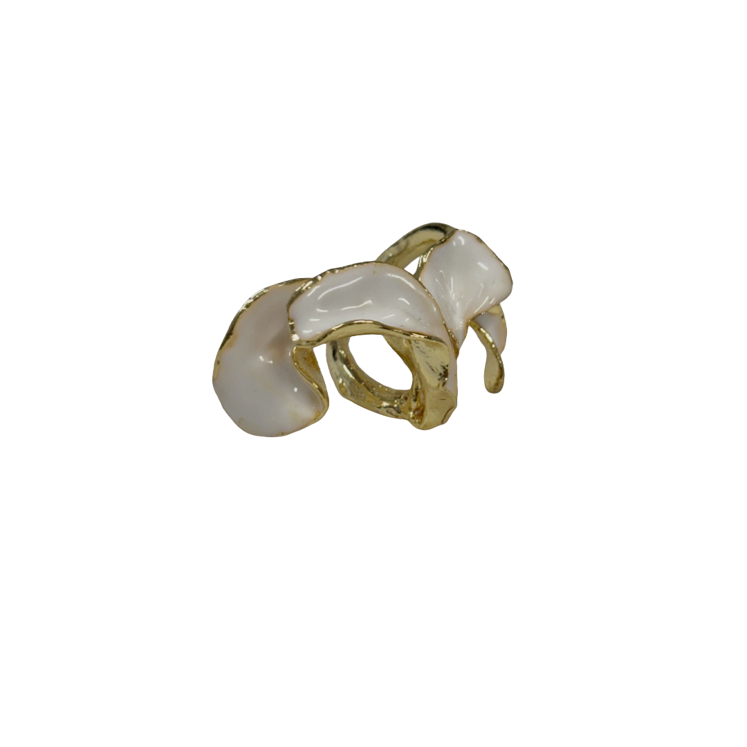 ARTIZ | 'White Enamel Leaf Ring (L)' | Gold plated bronze / enamel