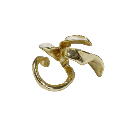 ARTIZ | 'White Enamel Leaf Ring (L)' | Gold plated bronze / enamel