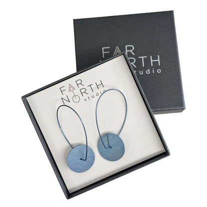 FAR NORTH STUDIO | ‘Pivot earrings (small) – blue’ | Titanium