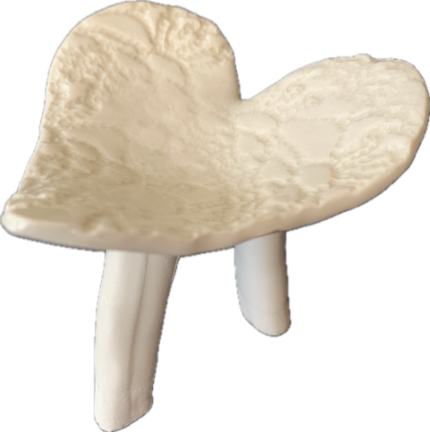 FLINTSTONE DESIGNS | ‘White Doily Heart  - long legs | Ceramic