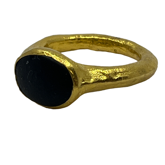 ARTIZ | 'Black Clay Ring' | Gold plated bronze