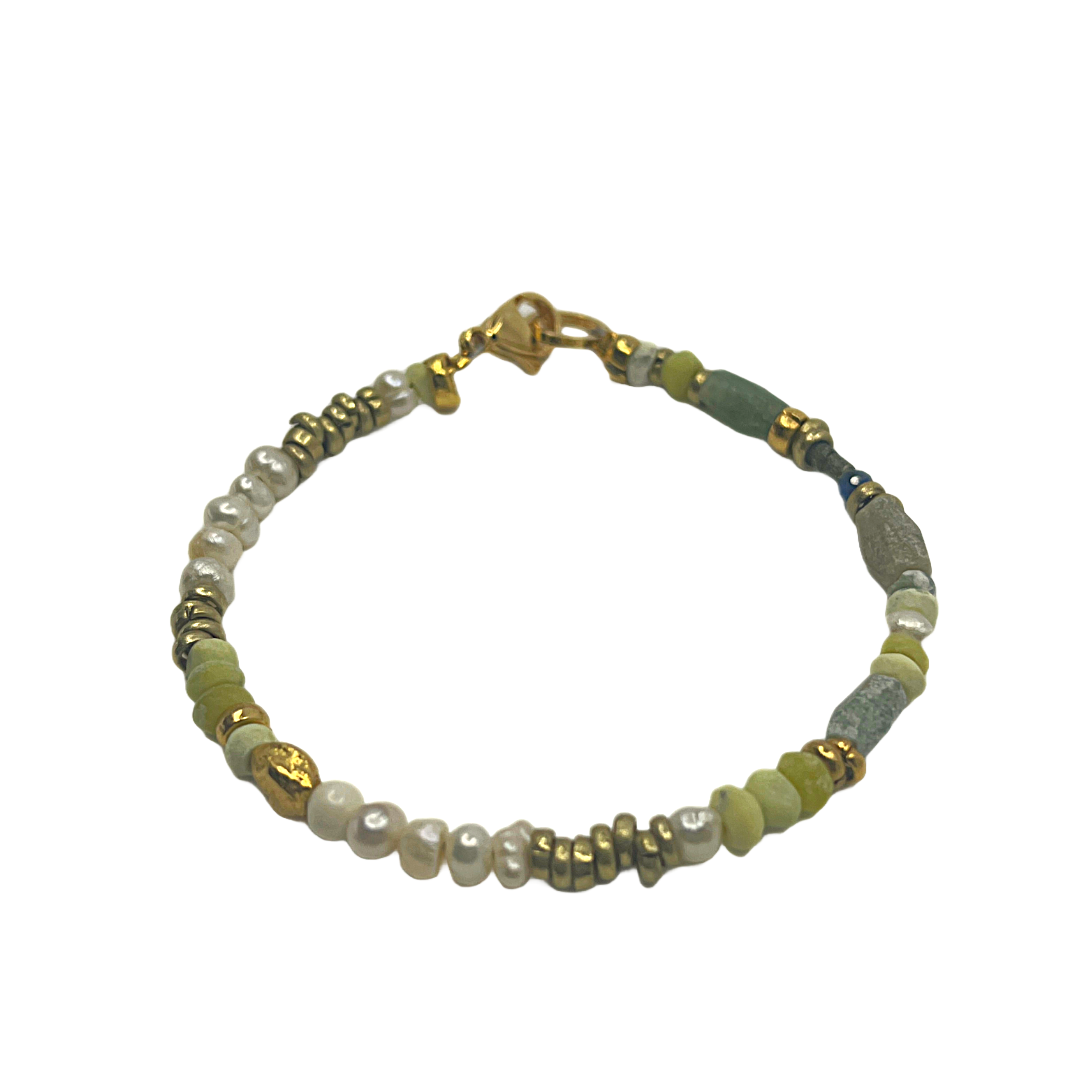 ARTIZ | 'Semi Precious Stone Bracelet' 1 | Pearl / antique glass / gold plated bronze
