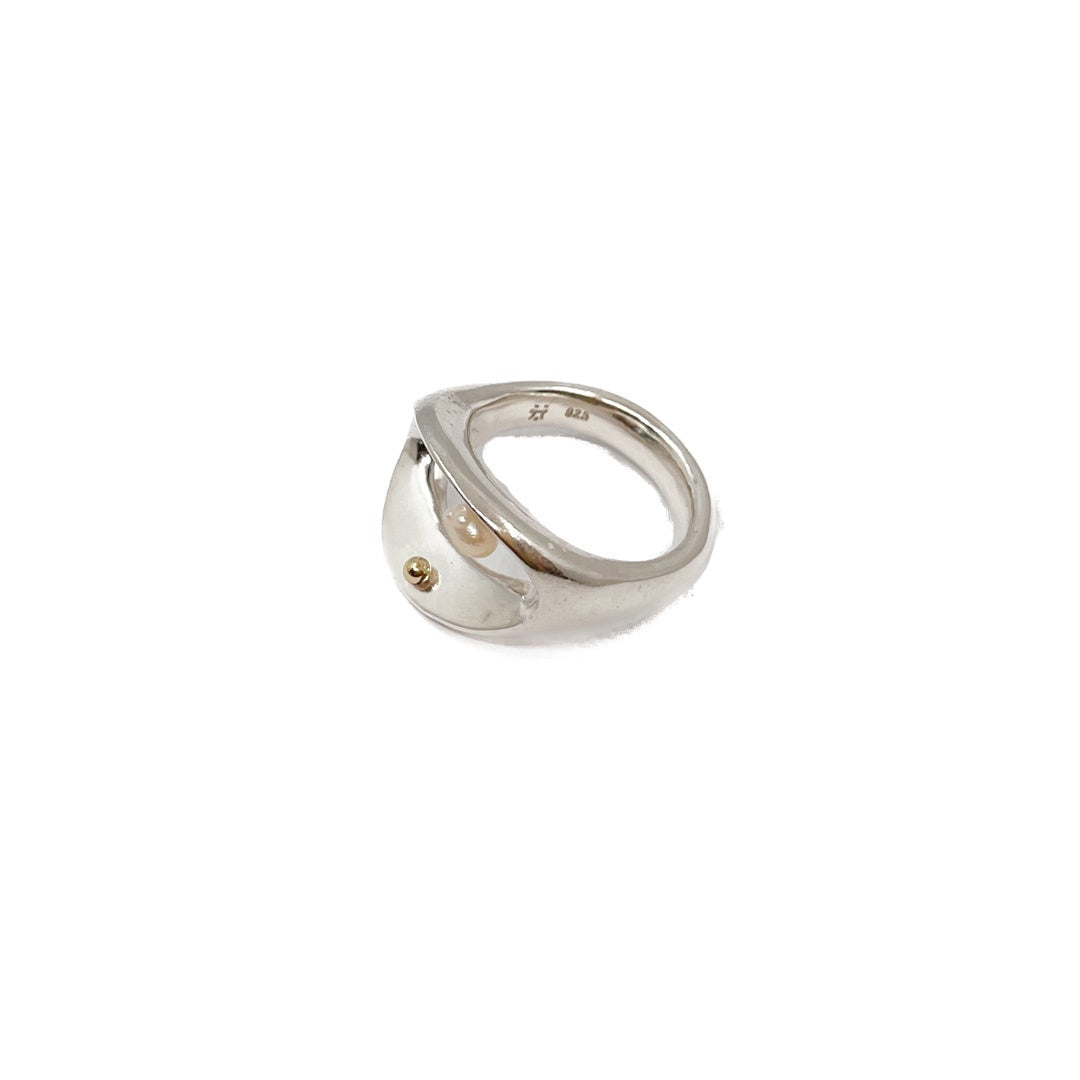 KATE HUNTER | ‘From the Deep’ ring | 18k gold / TI pearl / sterling silver 11.6g / size O