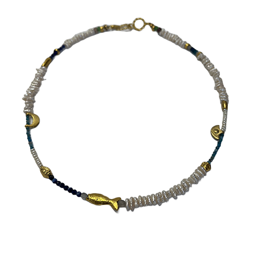 ARTIZ | 'Golden Fish Necklace' | Pearl / lapis lazuli / apetite / gold plated bronze